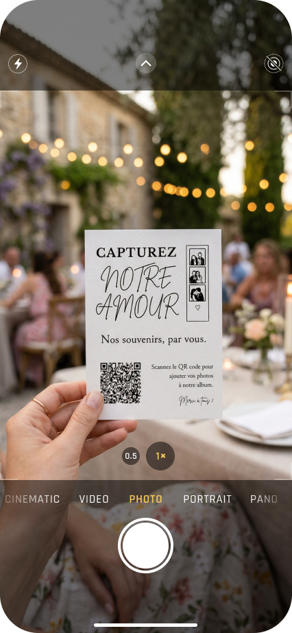 Invité photographiant une affiche QR code mariage Invinee avec son iPhone