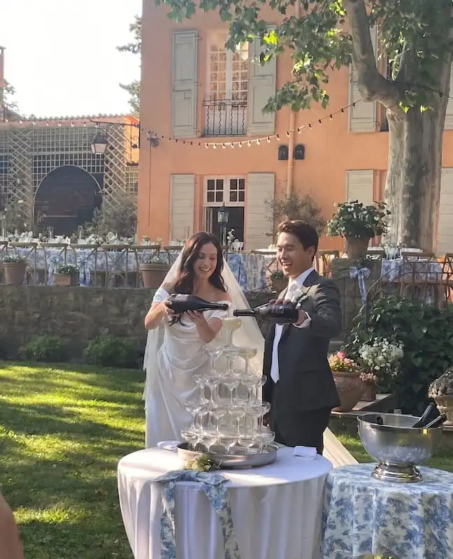 Couple de mariés heureux le jour de leur mariage