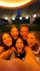 Selfie invités mariage avec QR code